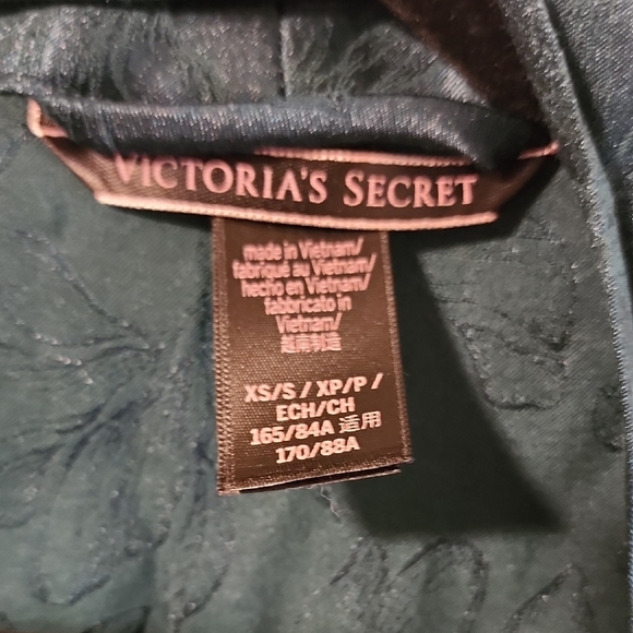 Victoria's Secret Robe - Picture 2 of 4